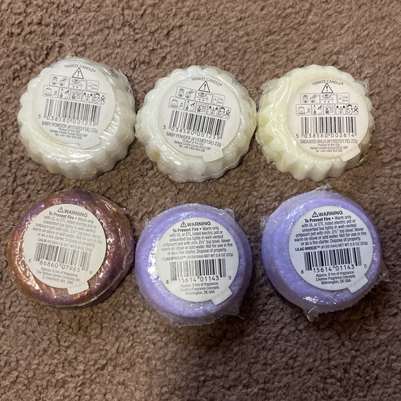 4 Yankee Candle Melts and 2 Others Baby Powder, Sandalwood Vanilla, Lilac - Picture 6 of 6